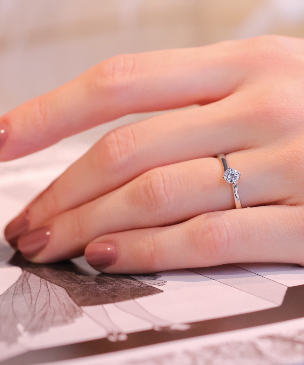 0.30ct E SI2 Round Brilliant Diamond Twist Ring