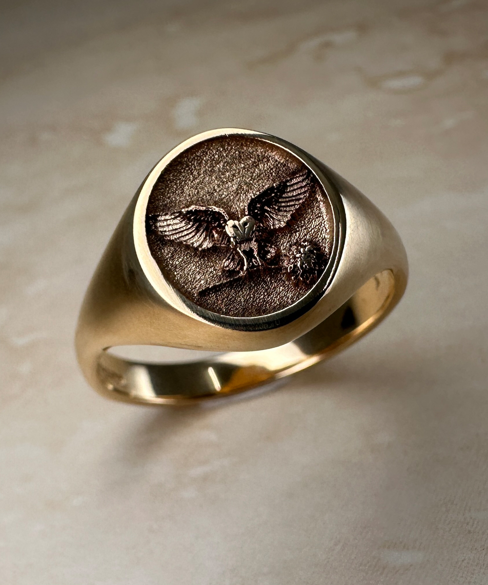 14ct Yellow Gold Oval Signet Ring with Layered Owl Engraving - Detail