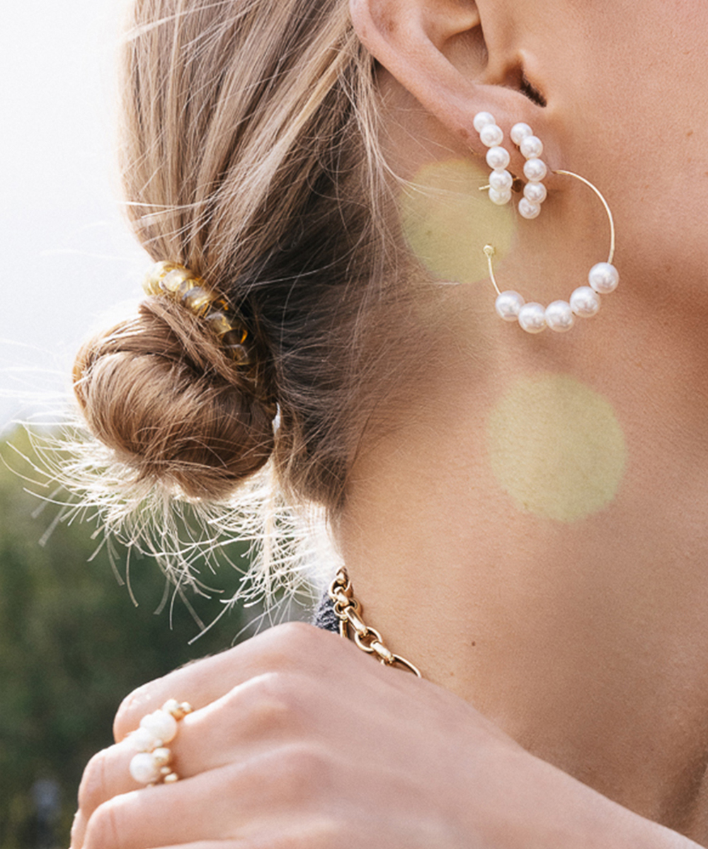 Yana Nesper 18ct Yellow Gold New Basics Akoya Pearl Hoop Earrings - Modelled